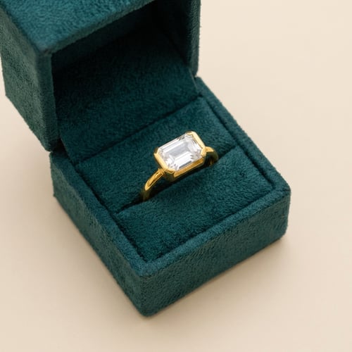 Rozvodový prsten s half-bezel emerald diamantem Carsen