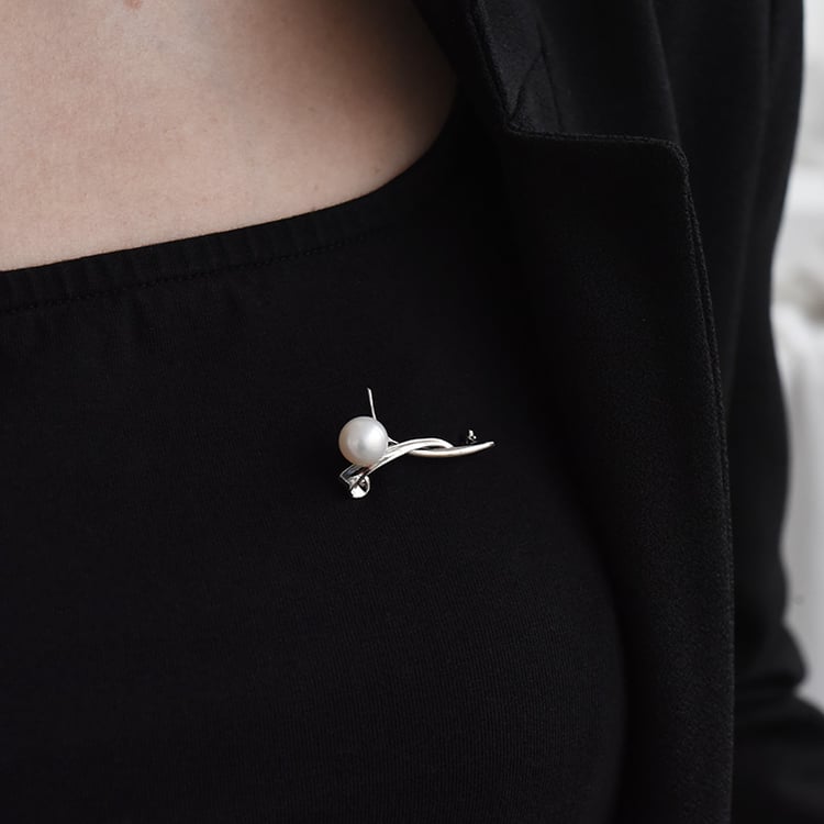 Stříbrná brož s bílou perlou 91407