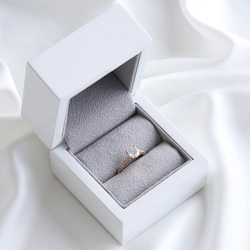 Zásnubní prsten s moissanitem a postranními diamanty Ulani