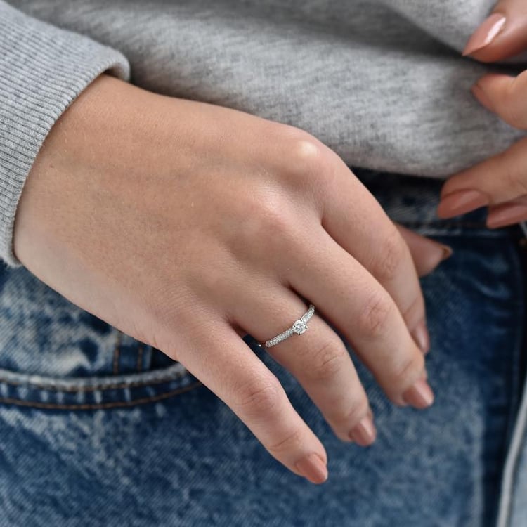 Prsten posetý diamanty 37584