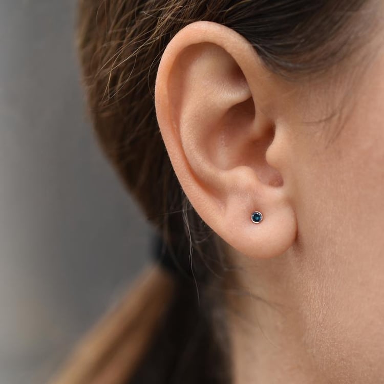 Stříbrné minimalistické bezel náušnice s modrými diamanty Tofine 102948