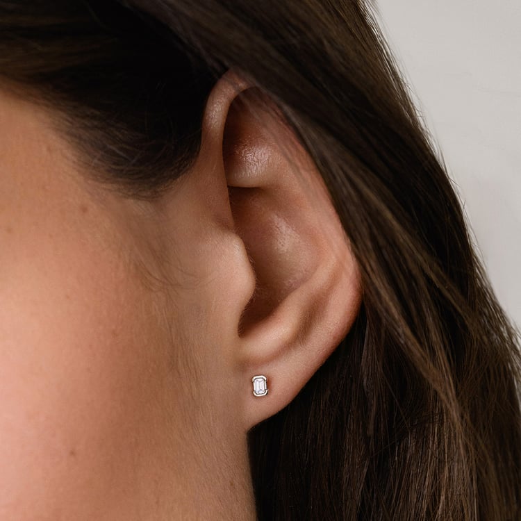 Minimalistické stříbrné peckové náušnice s lab-grown emeraldem Agata 160570