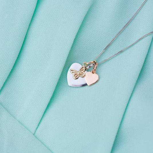 Stříbrný náhrdelník s motýlkem a srdíčkama Gessica 7169