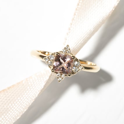 Prsten s morganitem a diamanty Ethany