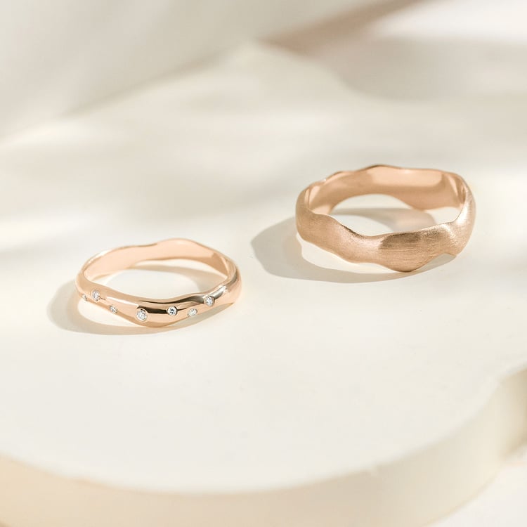 Nepravidelné snubní prsteny z oříškového zlata s diamanty Parnell 163737