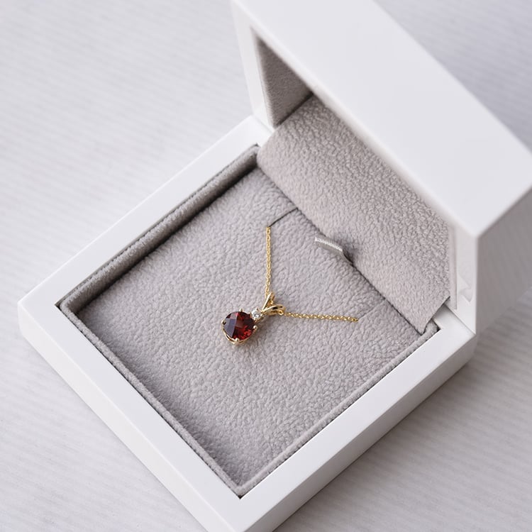 Granát ve zlatém náhrdelníku s diamantem 73380