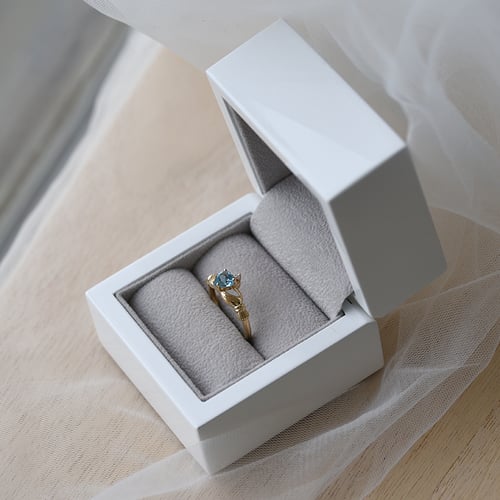 Zlatý claddagh prsten s topazem a diamantem Norie
