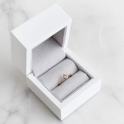 Minimalistický prsten s pear diamantem Nunez