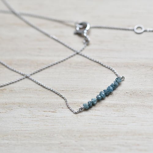 Zlatý choker s nebroušenými modrými diamanty Inaku