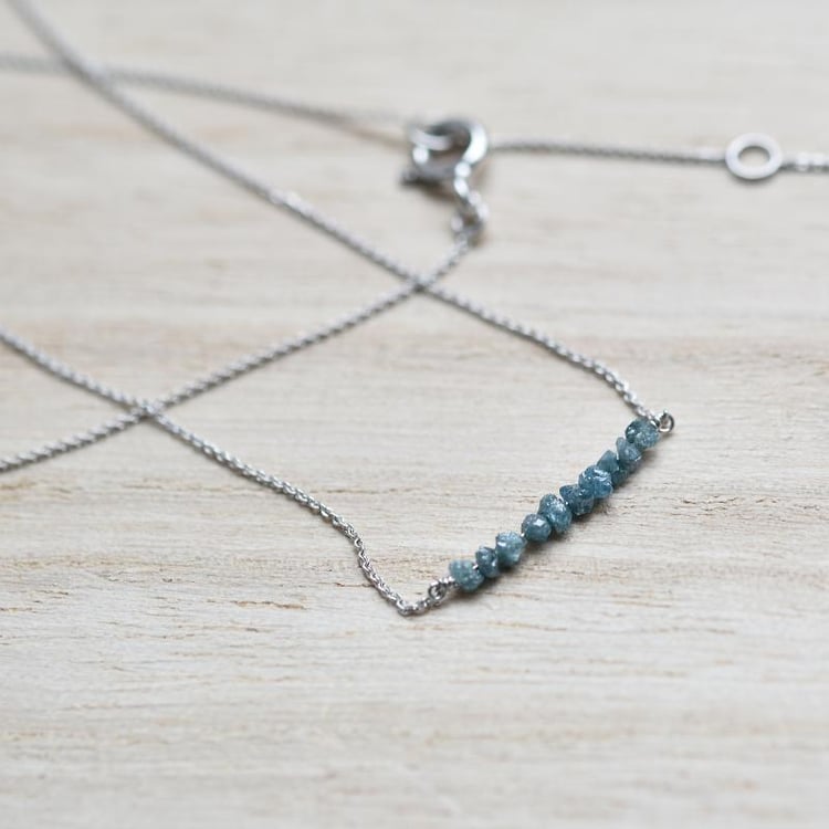 Náhrdelník s nebroušenými modrými diamanty 38654