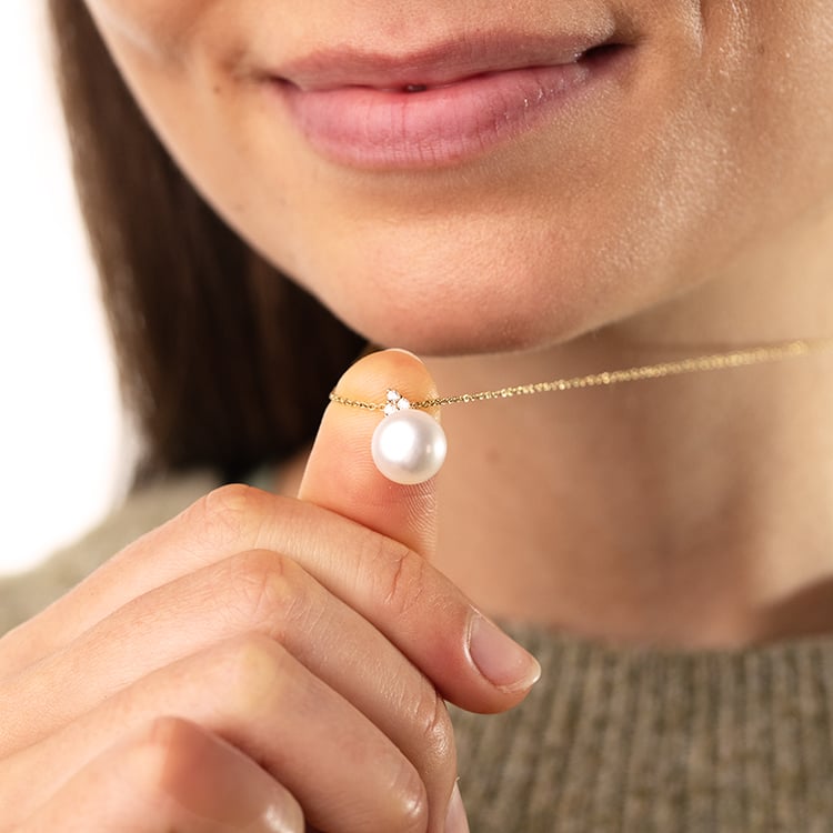 Romantický zlatý přívěsek s perlou a zirkony Anissa 147567