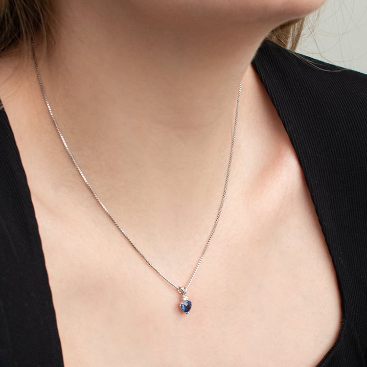 Zlatý přívěsek se safírovým srdcem a diamantem Dorevie 135523