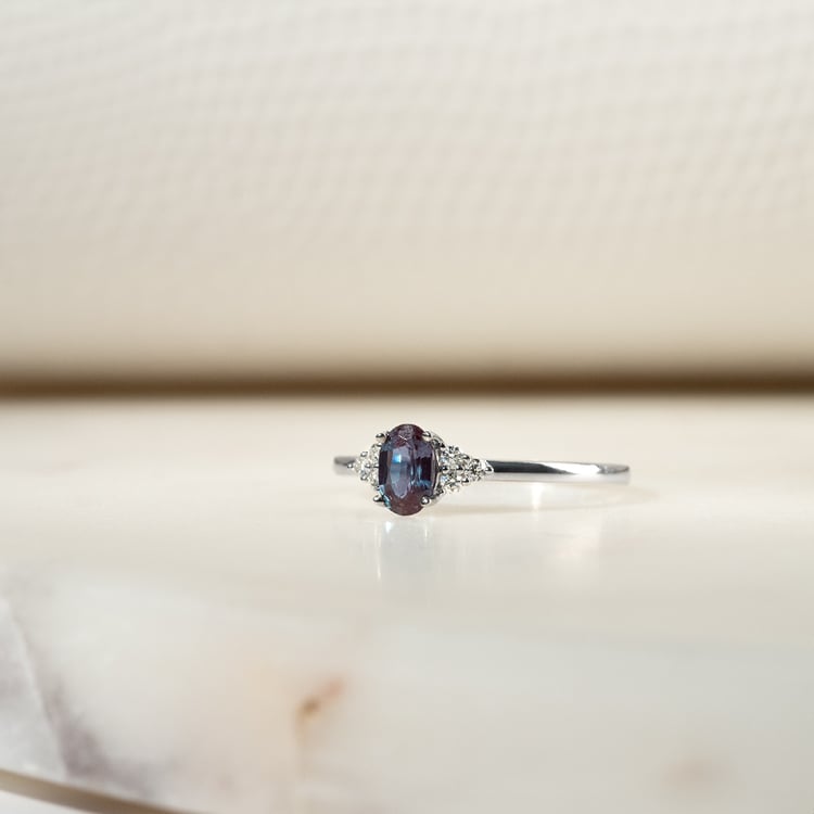 Zásnubní prsten s alexandritem a diamanty Sheldo 134049