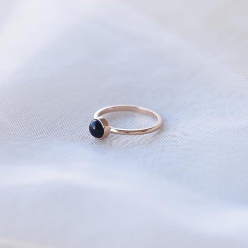 Zlatý minimalistický prsten s černým opálem Stowy