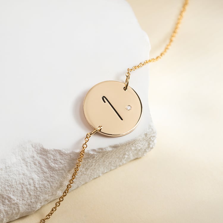 Stříbrný náramek s diamantem a s gravírem písmene Dian 150450