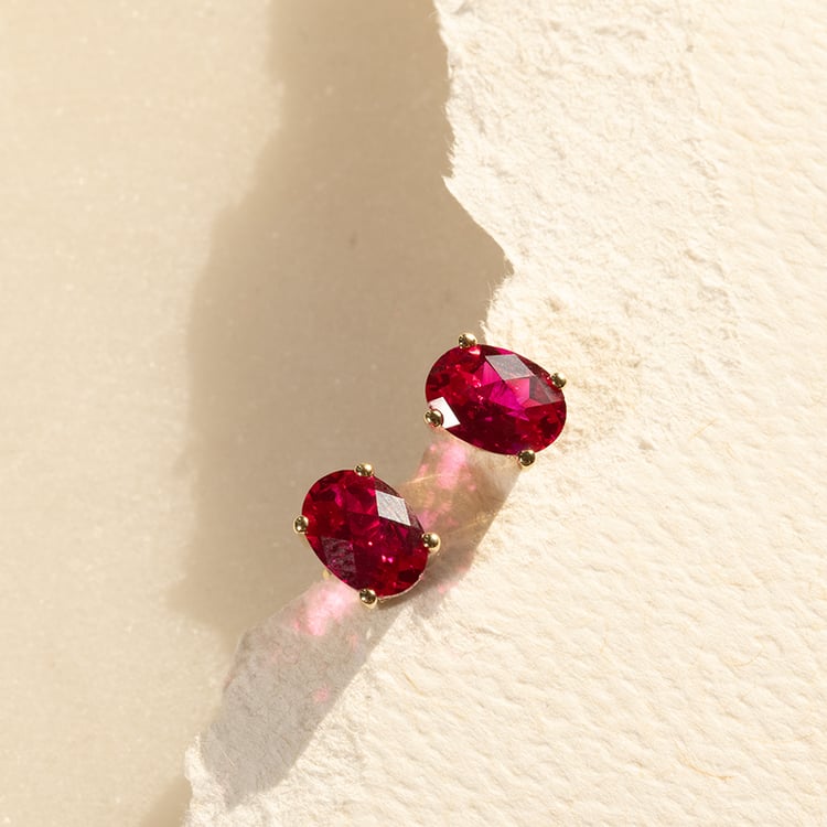 Zlaté náušnice s oválnými rubíny Qati 137990