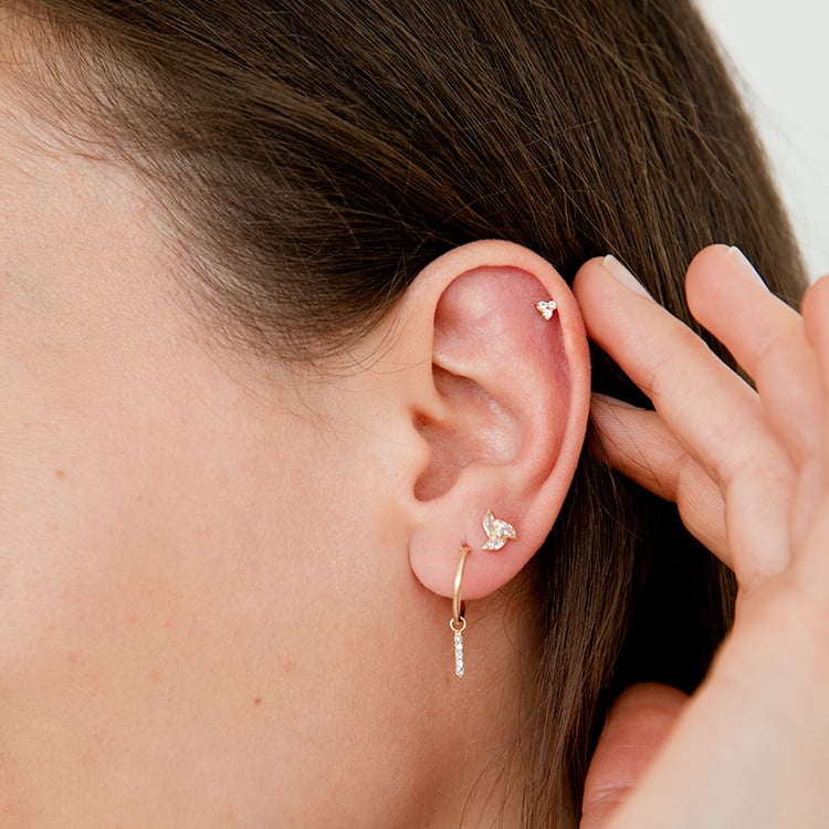 Zlatá piercing náušnice s bílými topazy Masha 124537