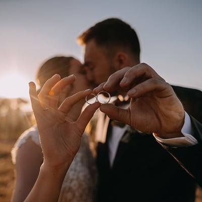 Svatební fotka novomanželů se snubními prsteny