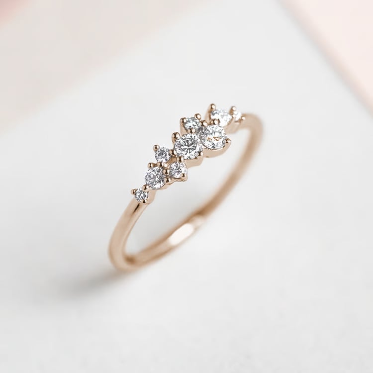 Něžný cluster prsten ze zlata v oříškové barvě s diamanty Isolde 165208