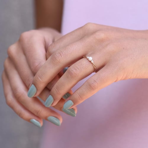 Stříbrný elegantní prsten s perlou a lab-grown diamanty Azana