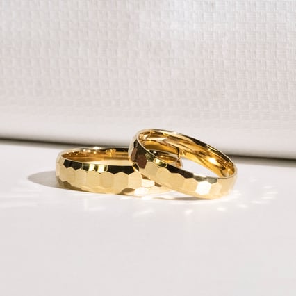 Zlaté tepané snubní prsteny Laurita