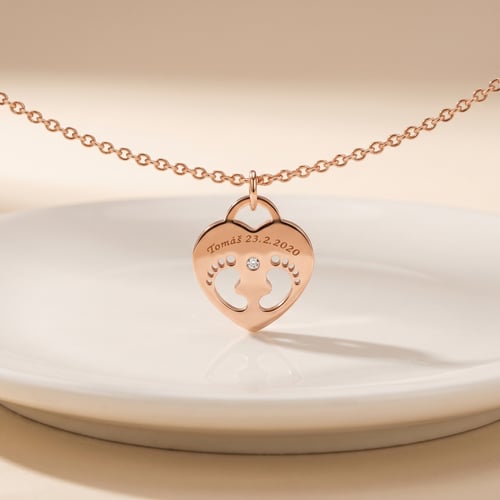 Stříbrný přívěsek dětské nožičky s diamantem a gravírem Olivia