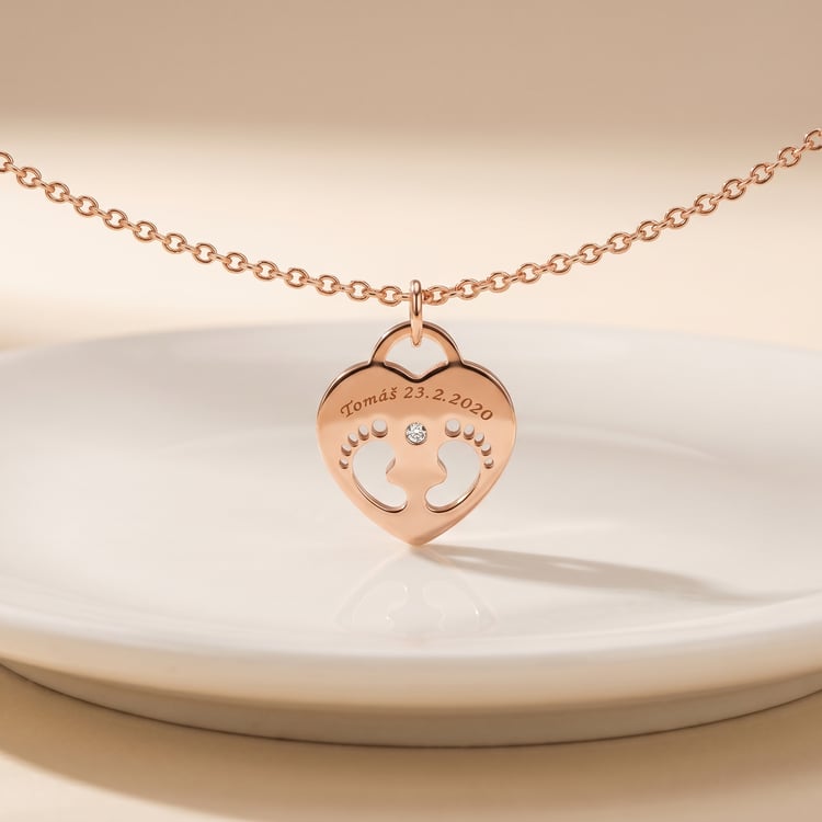 Stříbrný přívěsek dětské nožičky s diamantem a gravírem Olivia 167085