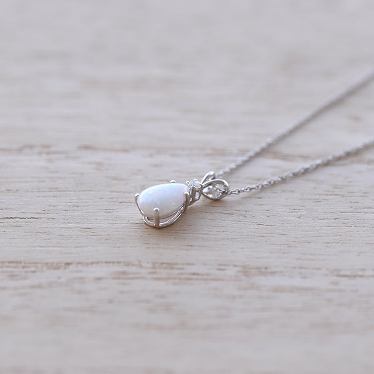 Zlatý přívěsek s bílým opálem a diamantem 62209