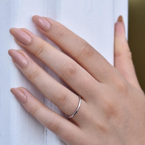 Zlaté jednoduché snubní prsteny se skrytým diamantem Syrma