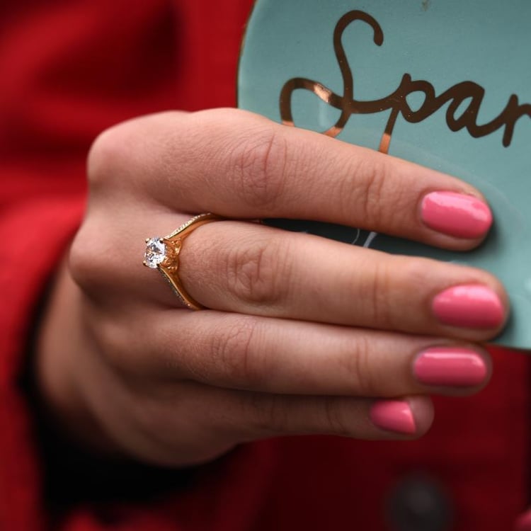 Zásnubní prsten s postranními diamanty ze žlutého zlata 79428