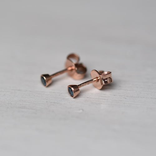 Minimalistické bezel náušnice s modrými diamanty Tofine