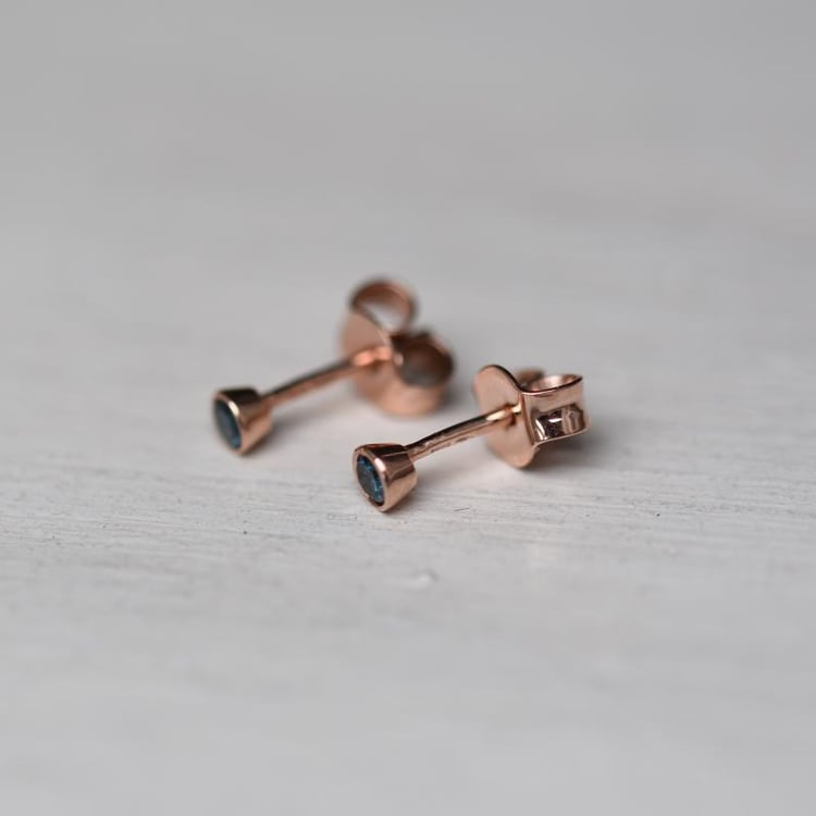 Minimalistické zlaté bezel náušnice s diamanty 49144