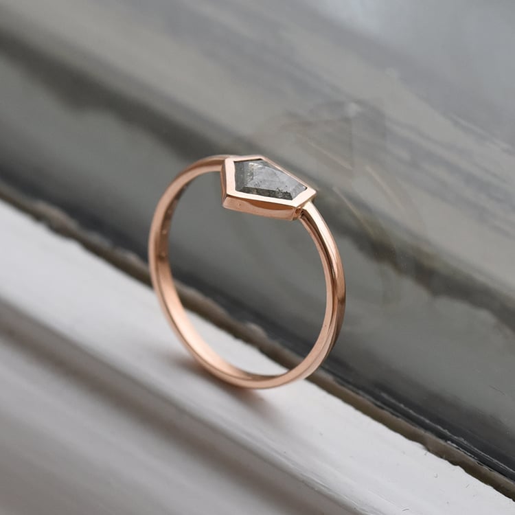 Zásnubní prsten se salt and pepper diamantem 71677