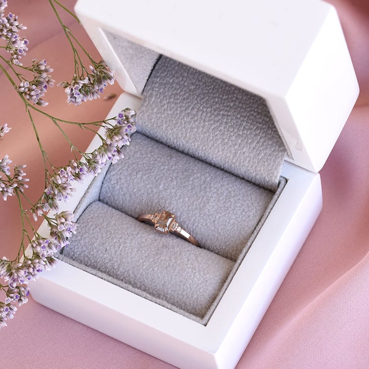 Zásnubní prsten s champagne diamantem a postranními ČGL diamanty 78248