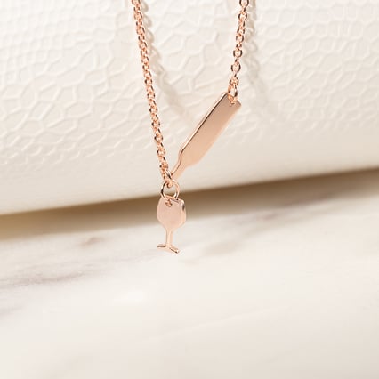 Stříbrný náhrdelník s lahví a sklenkou vína Drue