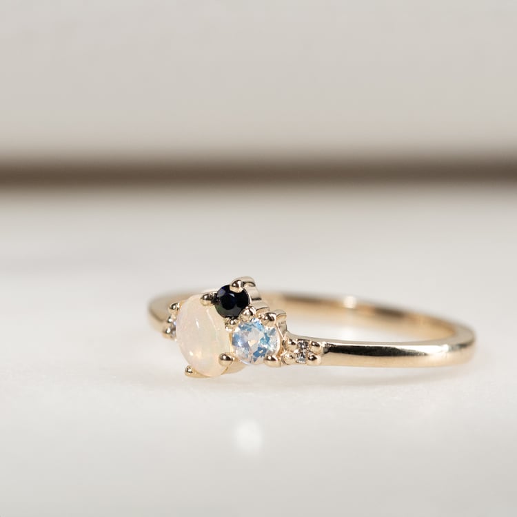 Zlatý cluster prsten s opálem, safírem, měsíčním kamenem a diamanty Elsa 133073