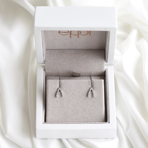 Minimalistické diamantové náušnice Wishbone