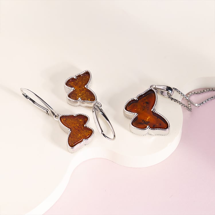 Stříbrný jantarový přívěsek ve tvaru motýlka Lepti 150747