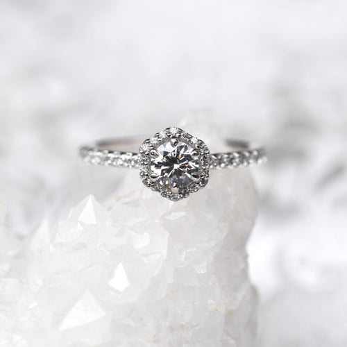 Zásnubní halo prsten s lab-grown diamanty Primrose