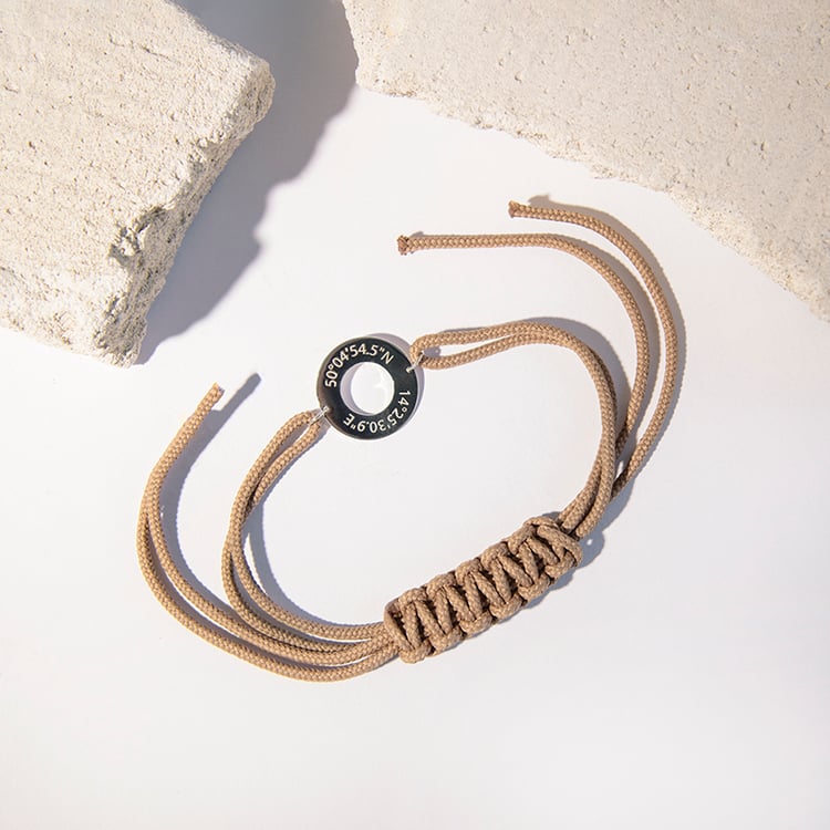 Stříbrný pánský šňůrkový náramek s gravírem souřadnic Conan 112616