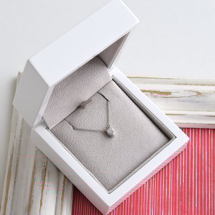 Zlatý náhrdelník s oval diamantem 84678