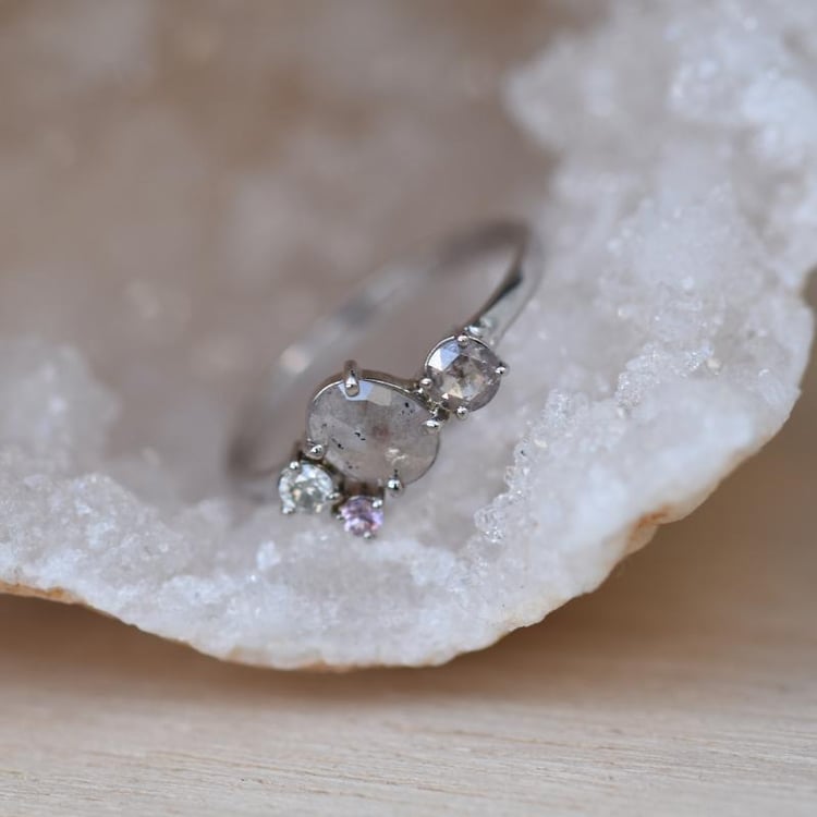 Prsten s diamanty a safírem 48985