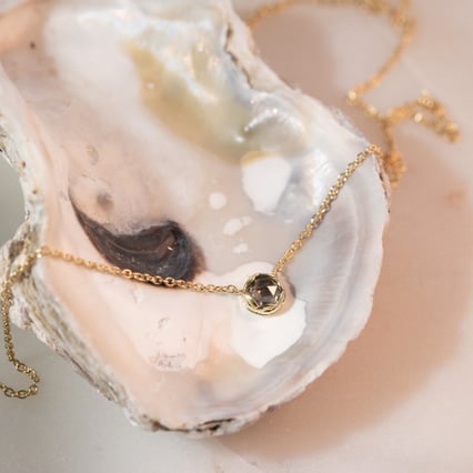 Minimalistický náhrdelník se salt and pepper diamantem Ameera