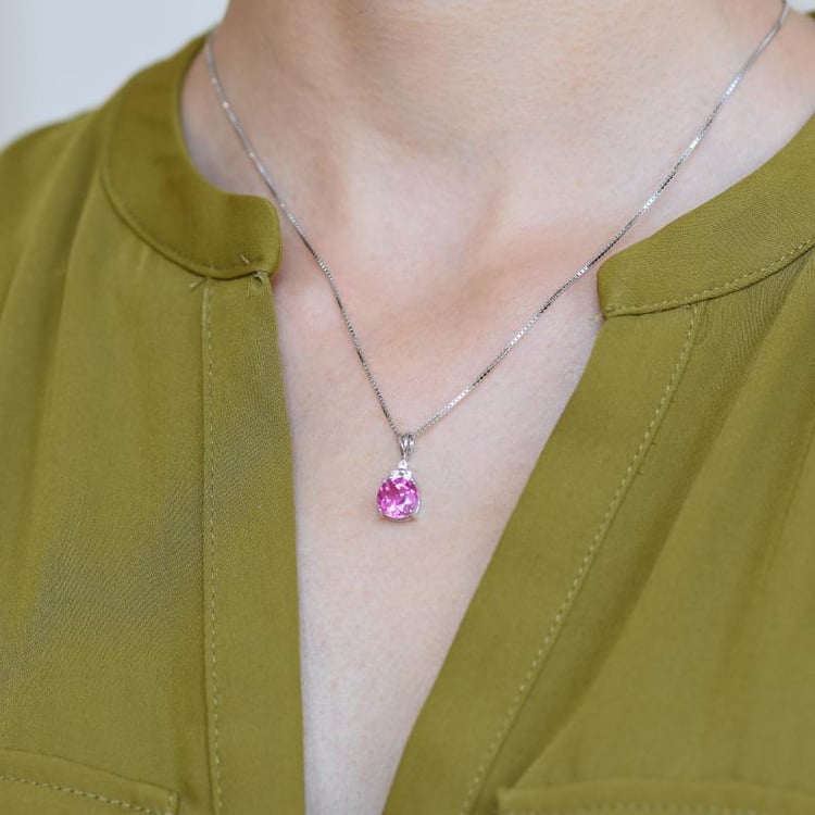 Růžový safír ve stříbrném náhrdelníku 20385