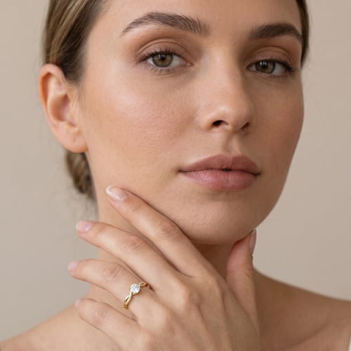 Zásnubní proplétaný prsten s postranními lab-grown diamanty Aliye
