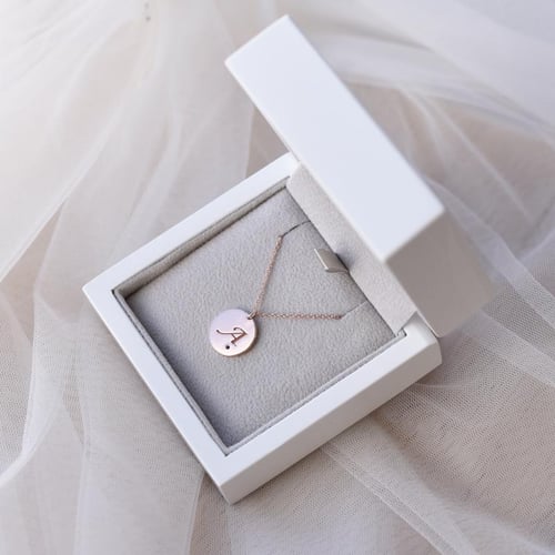 Zlatý přívěsek s černým diamantem a gravírem písmene Sager