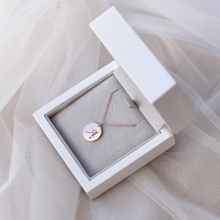 Přívěsek s černým diamantem a gravírem písmene 52386