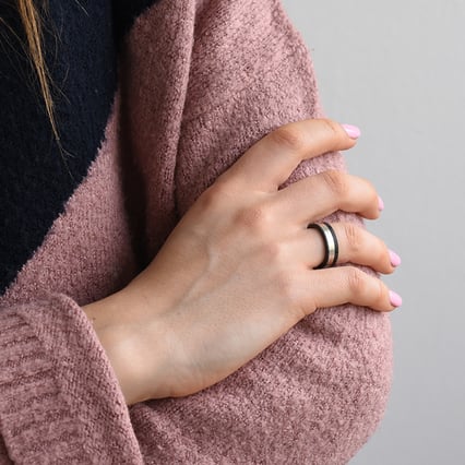 Plochý snubní prsten z karbonu a stříbra Elealen