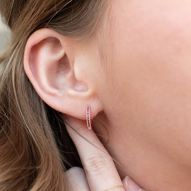 Elegantní kruhové náušnice s rubíny Gomati 135894