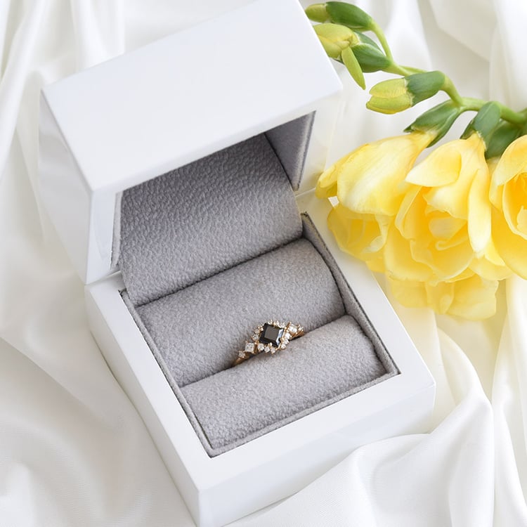 Prsten s černým diamantem a moissanity 82394